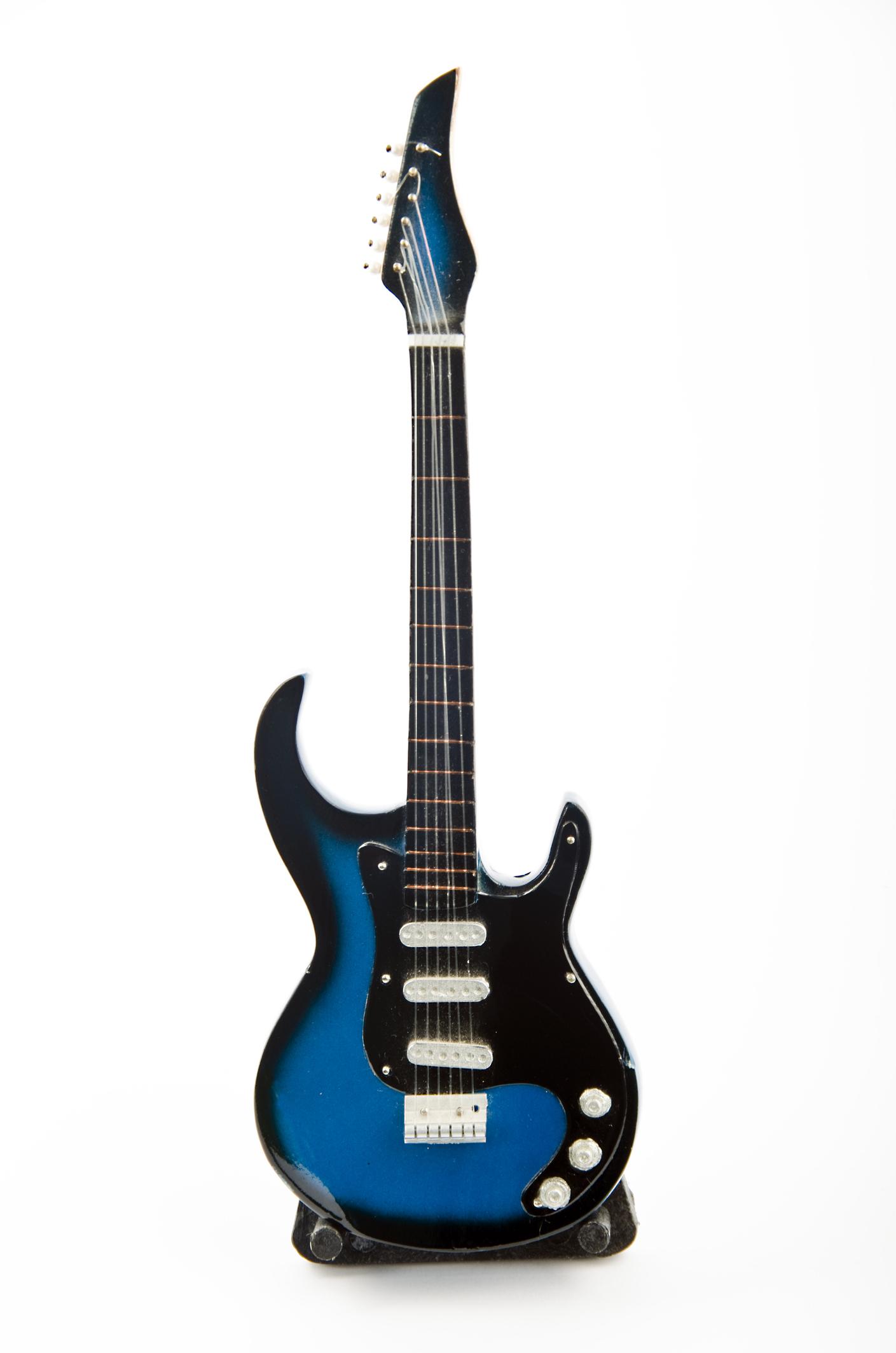  TD100 Short-Scale Electric Guitar  Black 3-Ply White Pickguard